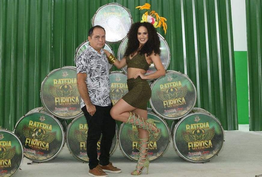 ‘Mago dos sapatos’ confecciona e customiza calçados para as musas do Carnaval