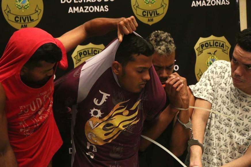 Operação na Compensa prende 17 pessoas e apreende drogas, armas e até embarcação