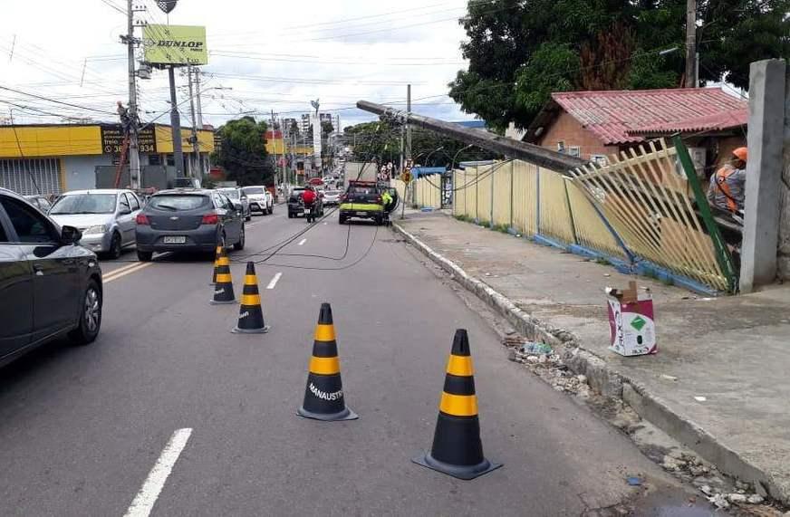 Poste tomba na sede da Prefeitura de Manaus e interdita via no bairro Compensa