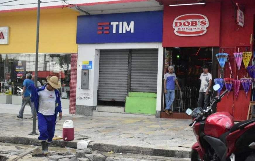 Grupo armado com pistolas assalta loja no Centro de Manaus e leva 67 celulares