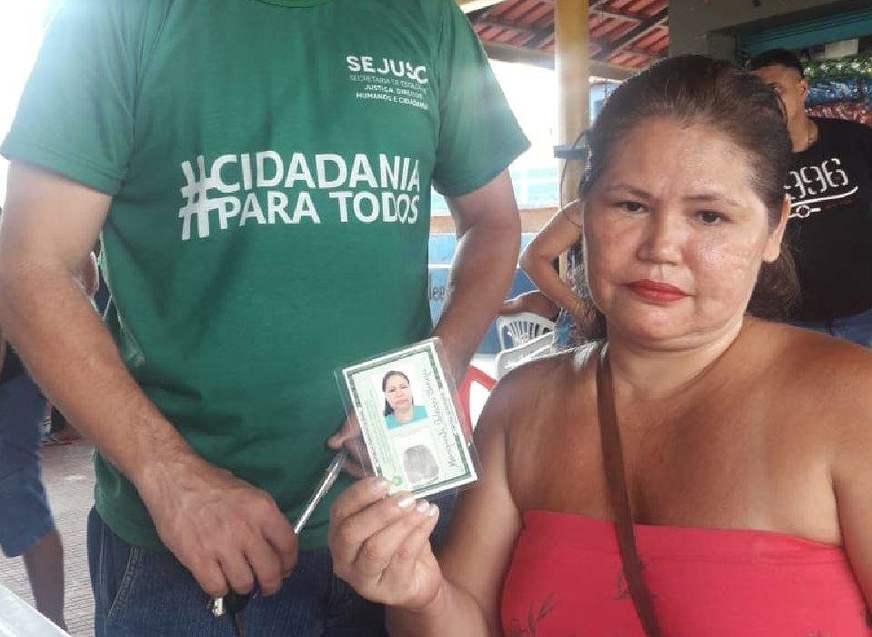 Vítimas do incêndio no Educandos recebem novos documentos de identificação