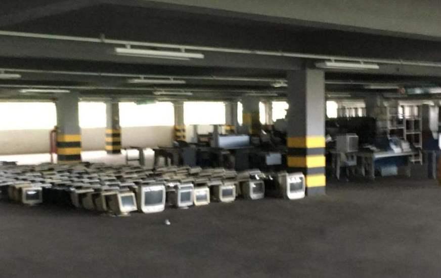Edifício-garagem da ALEAM vira depósito de móveis e equipamentos eletrônicos usados