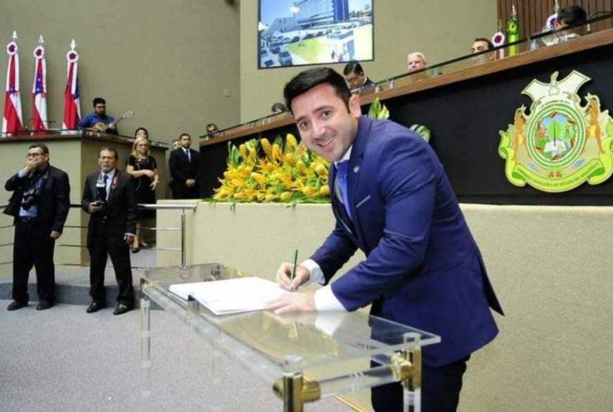 Líder patina na defesa do governo