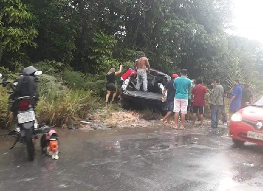 Acidente com picape e caçamba deixa dois mortos e um ferido na rodovia AM-010