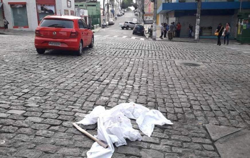Homem é assassinado a facadas durante assalto no Centro de Manaus