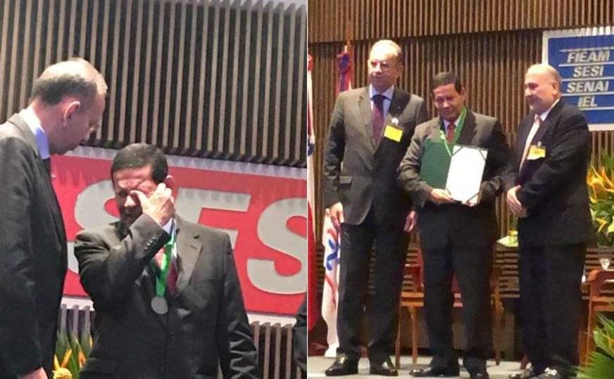 General Mourão chora ao receber medalha em Manaus