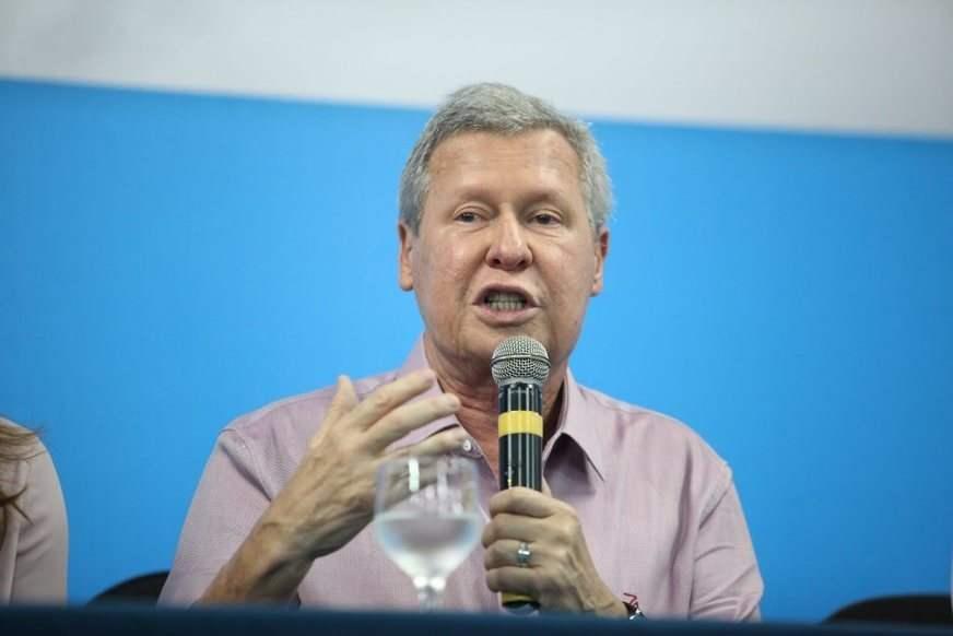 Arthur age para ‘salvar’ popularidade
