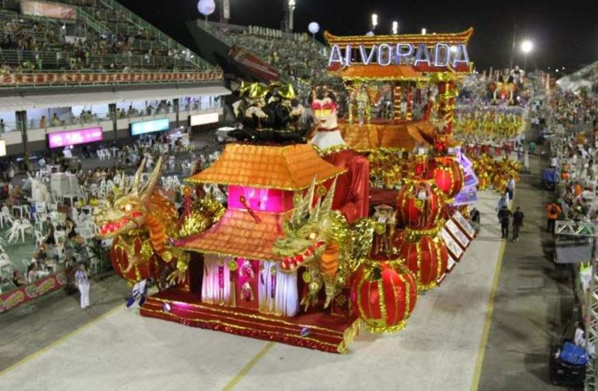 Alvorada mostrou coringas, chineses e rainha de copas no desfile