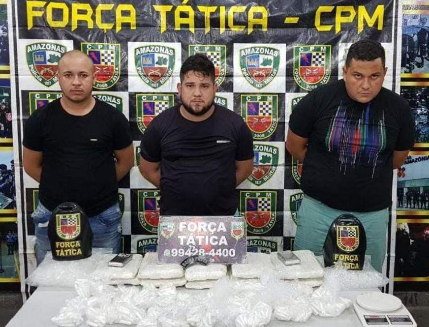 Trio é preso com dez tabletes de maconha, 890 pinos de cocaína e balanças de precisão