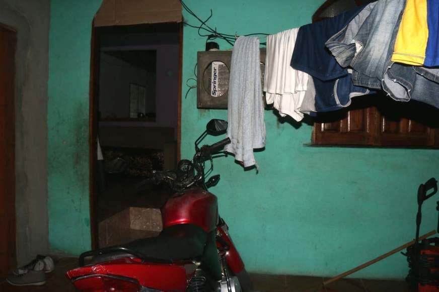 Detento do semiaberto é baleado quando chegava em casa, em Manaus