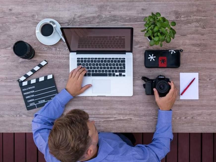 Jovens profissionais buscam treinamentos online para se qualificarem