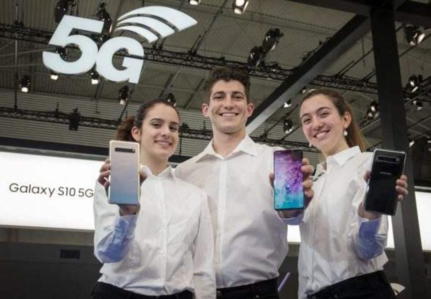Celulares com telas dobráveis e múltiplas câmeras são apostas do segmento mobile