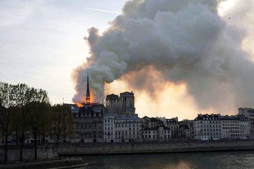 Incêndio atinge Catedral de Notre-Dame, no Centro de Paris