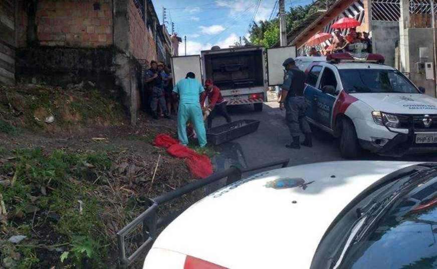 Mulher é morta com tiros na cabeça em rua do bairro Tancredo Neves