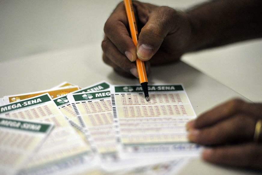 Mega-Sena pode pagar R$ 105 milhões neste sábado, maior prêmio do ano