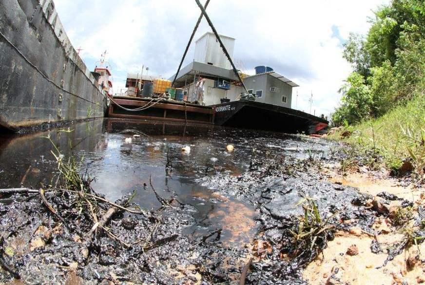 Empresa é notificada por vazamento de emulsão asfáltica no Rio Negro