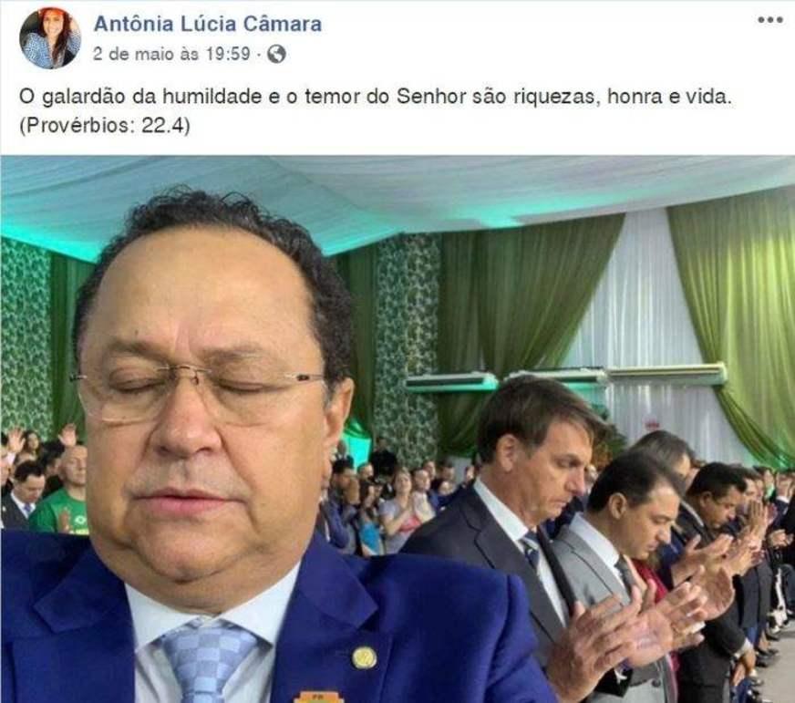 Selfie no meio da oração?