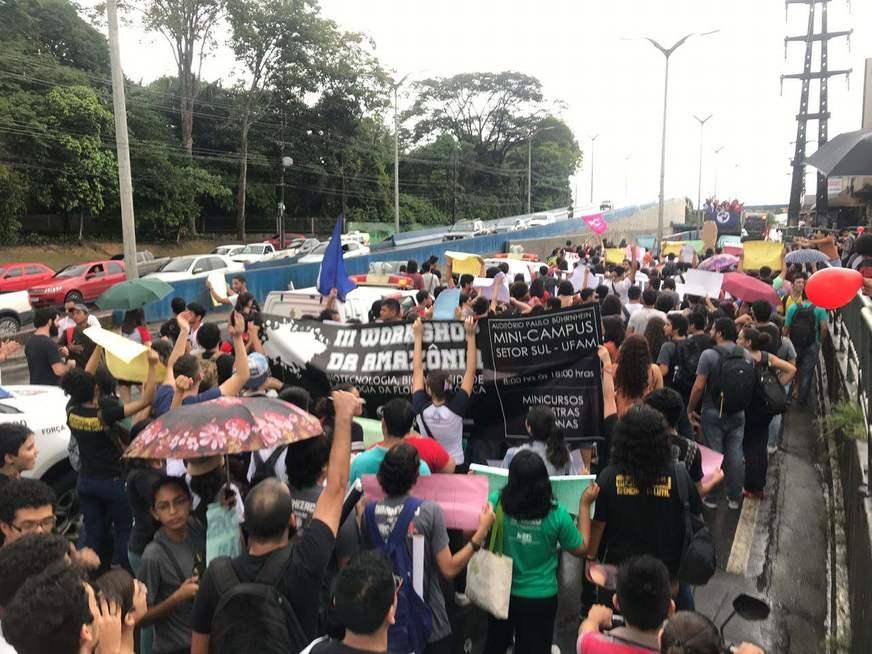 Sob chuva, servidores e alunos da Ufam protestam contra cortes na Educação