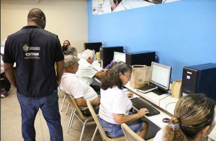 Idosos fazem curso de informática no Cetam e mudam rotina