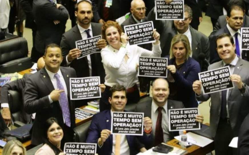 Com plaquinhas, deputados saem em defesa de Moro