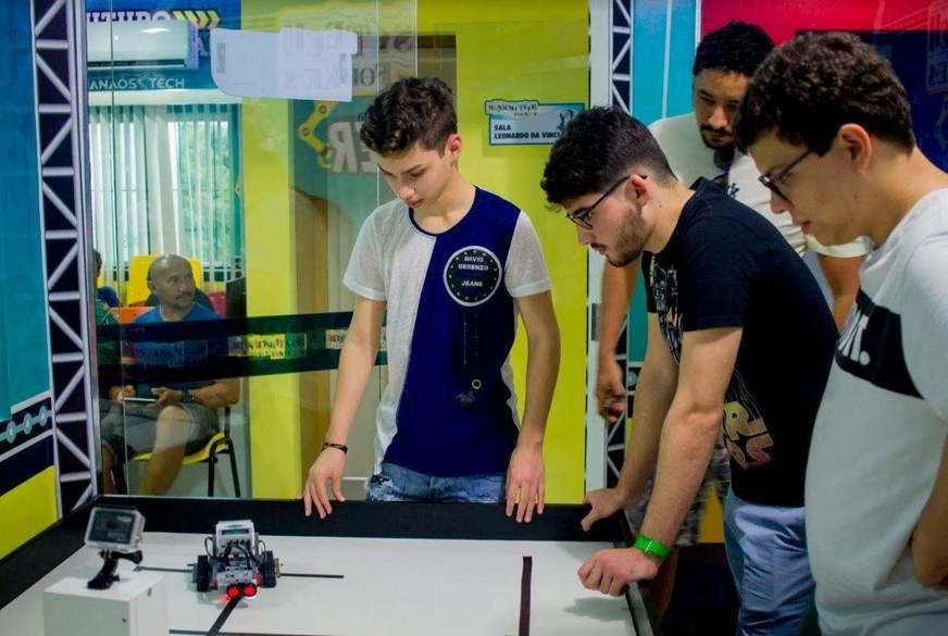 Escola oferece oficinas gratuitas de robótica, realidade virtual e games
