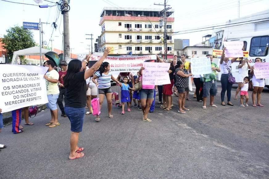 Vítimas de incêndio no Educandos fazem protesto: ‘a gente quer a nossa moradia’
