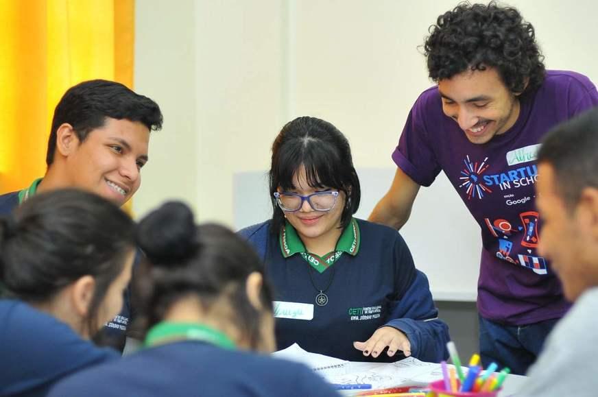 Alunos de escola na Cidade de Deus têm primeiro contato com projeto do Google