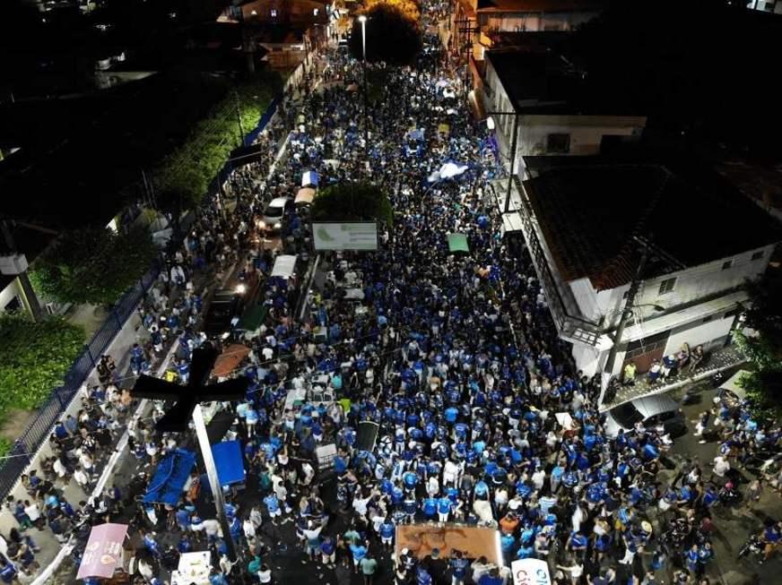 Caprichoso leva multidão azul e branca para as ruas de Parintins