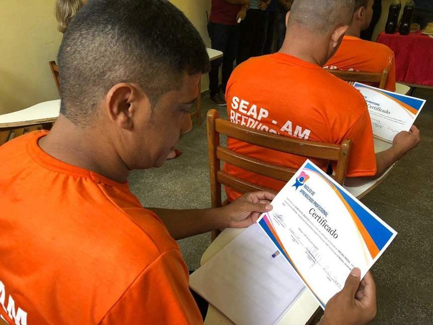 Detentos do CDPM 1 concluem curso e recebem certificados de pintor predial