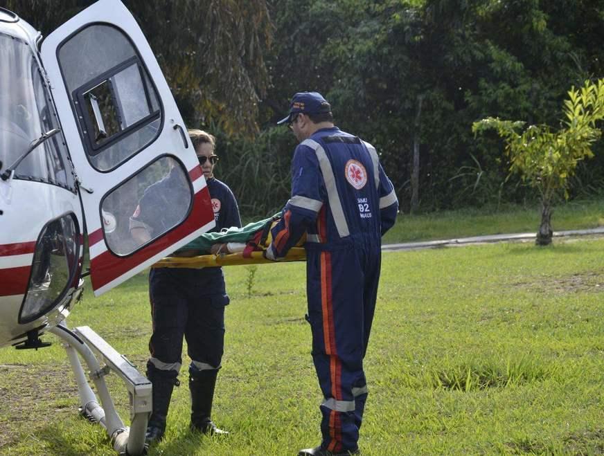 Criança vítima do acidente na AM-010 é transferida de helicóptero para Manaus