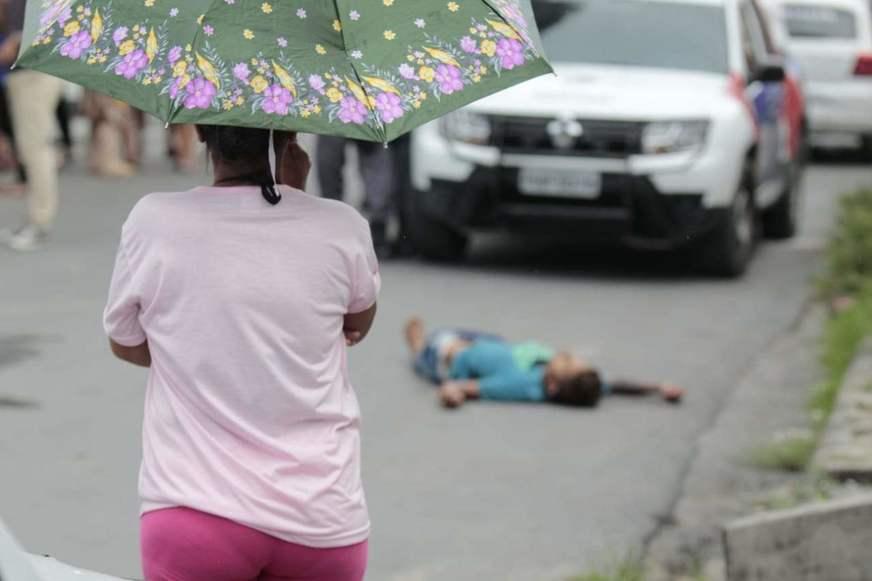 Adolescente é morto com 10 tiros e namorada é presa após arrastão na Zona Norte