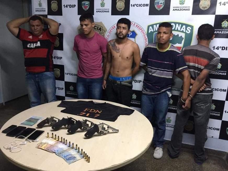 Quarteto é preso e adolescente é apreendido com armas e camisa da FDN