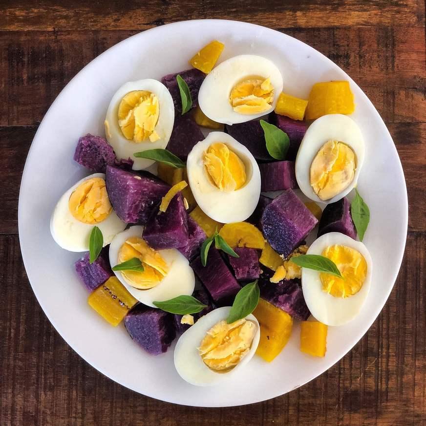 Cará roxo, banana pacovã e ovos