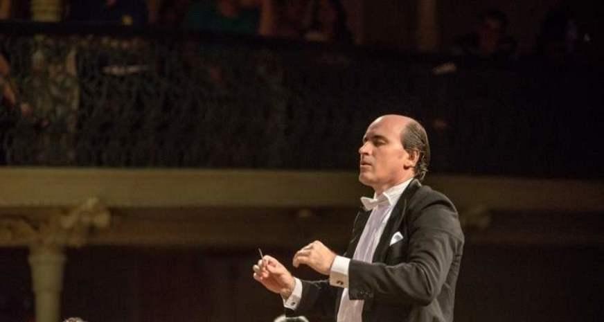 Maestro convidado rege Amazonas Filarmônica em concerto no Teatro Amazonas