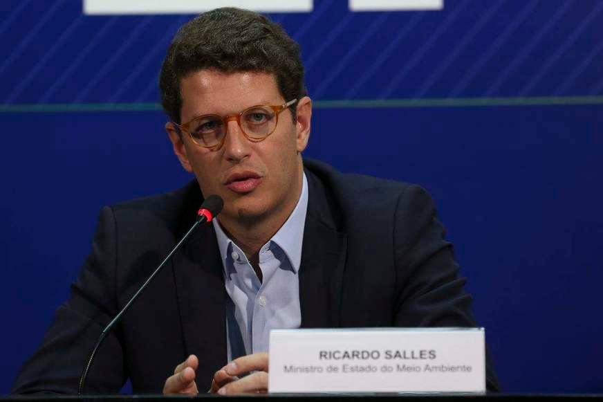 Ricardo Salles sofre ‘mal-estar’ e é internado em Brasília