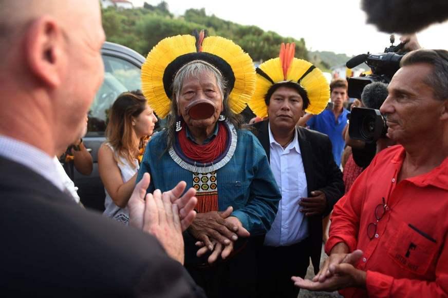 Cacique Raoni fala com Macron sobre Amazônia ao fim do G7
