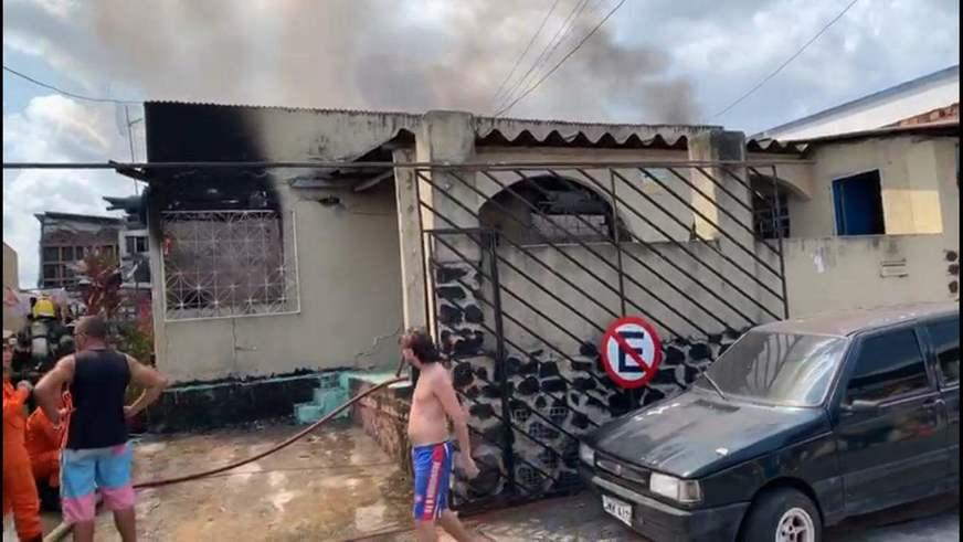 Curto circuito gera incêndio em casa no Parque Dez