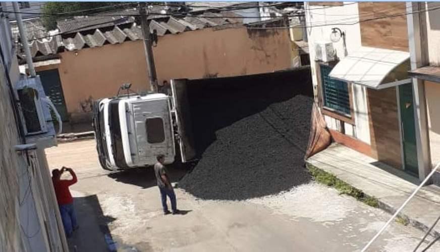 Caminhão com material para asfalto tomba e bloqueia trânsito no Eldorado