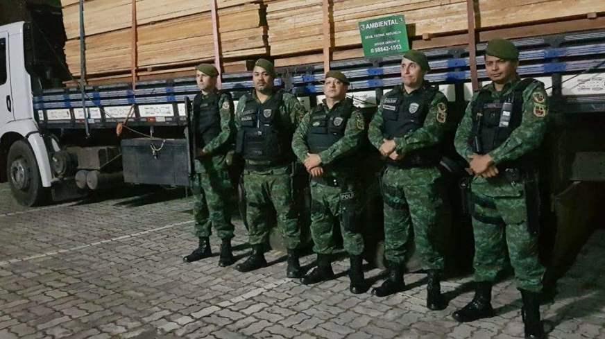 Caminhão com carga de madeira irregular é apreendido na Compensa