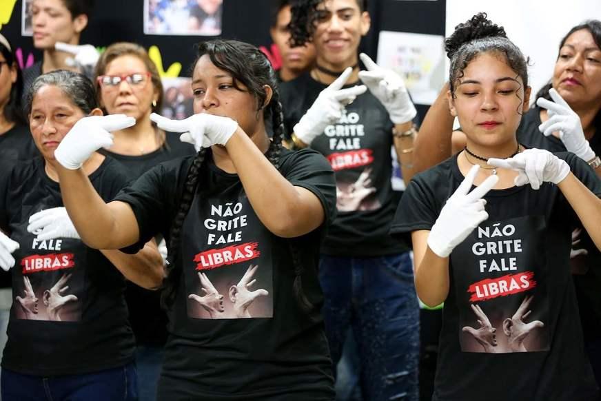 Moradores do Prosamim recebem capacitação em curso de Libras