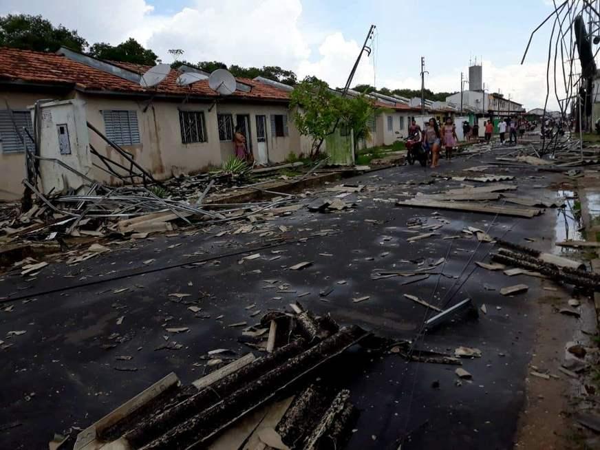 Forte ventania causa estragos em bairros de Manacapuru