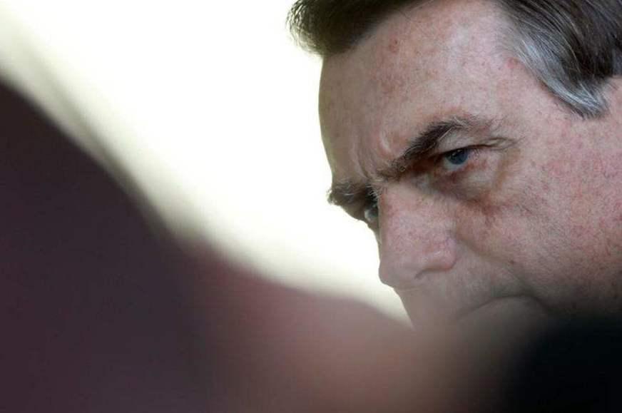 Presidente Bolsonaro permanece com sonda e alimentação endovenosa