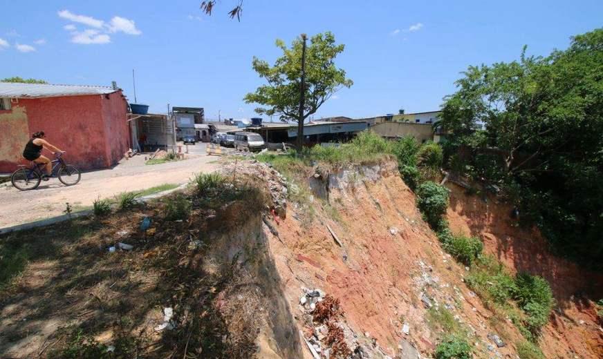 Cratera ameaça ‘engolir’ rua e derrubar casas na Cidade Nova