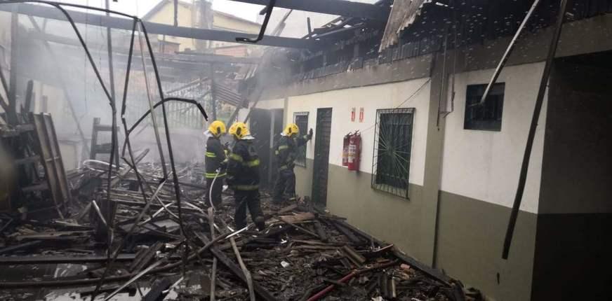 Incêndio atinge fábrica de papelão no Parque das Laranjeiras