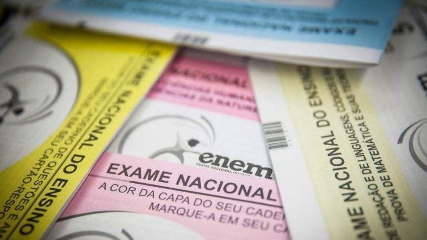 Professora de História orienta alunos sobre temas que predominam no Enem