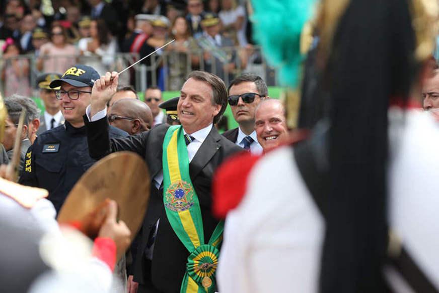 Bolsonaro quebra protocolo e cumprimenta público durante desfile militar