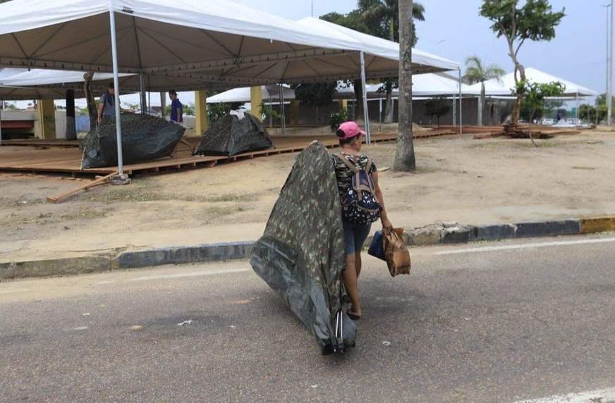 Venezuelanos têm rotina ‘quase militar’ no entorno da rodoviária de Manaus