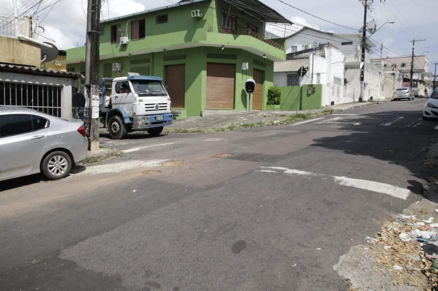 Mulher é jogada para fora de veículo e é morta a tiros no bairro São Jorge