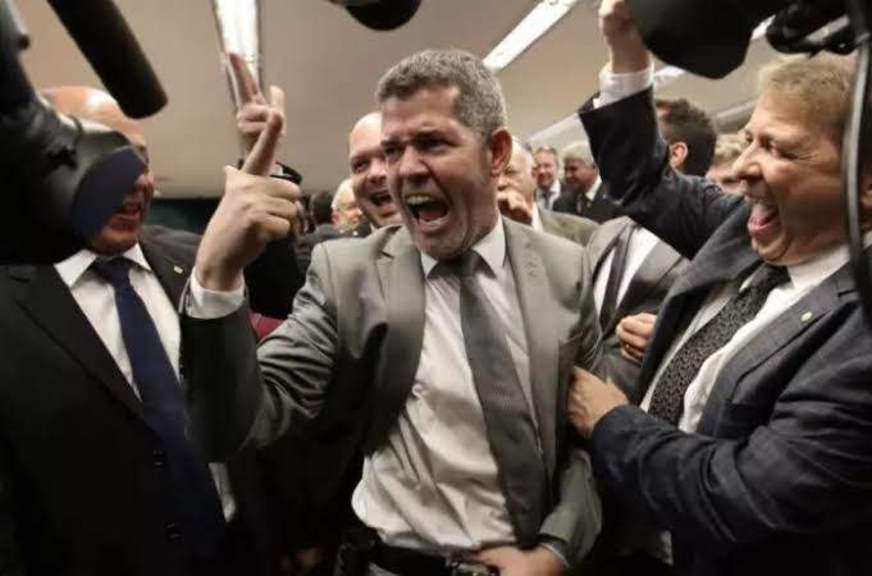Delegado Waldir permanece como líder do PSL na Câmara
