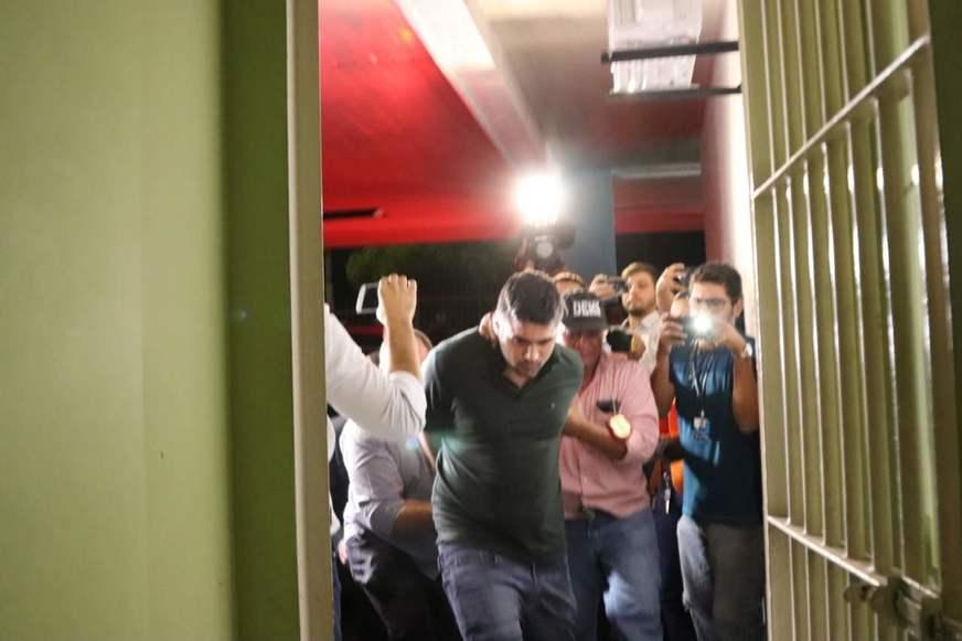 Crises de Alejandro podem acontecer em cela, diz advogado